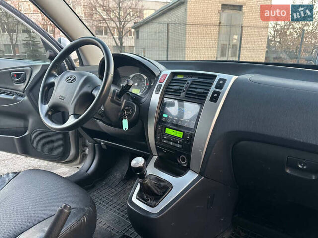 Серый Хендай Туксон, объемом двигателя 1.98 л и пробегом 167 тыс. км за 7300 $, фото 26 на Automoto.ua