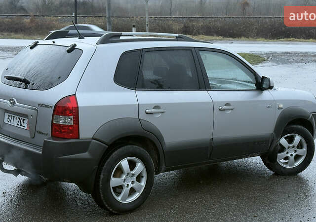 Серый Хендай Туксон, объемом двигателя 2 л и пробегом 222 тыс. км за 7950 $, фото 4 на Automoto.ua