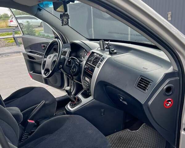 Сірий Хендай Туксон, об'ємом двигуна 1.98 л та пробігом 312 тис. км за 7777 $, фото 10 на Automoto.ua