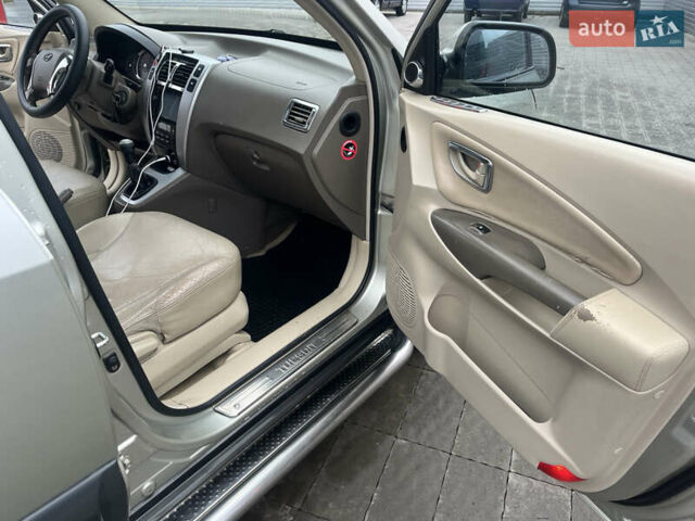 Серый Хендай Туксон, объемом двигателя 1.98 л и пробегом 194 тыс. км за 5500 $, фото 15 на Automoto.ua