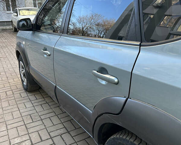 Серый Хендай Туксон, объемом двигателя 1.98 л и пробегом 269 тыс. км за 7500 $, фото 8 на Automoto.ua