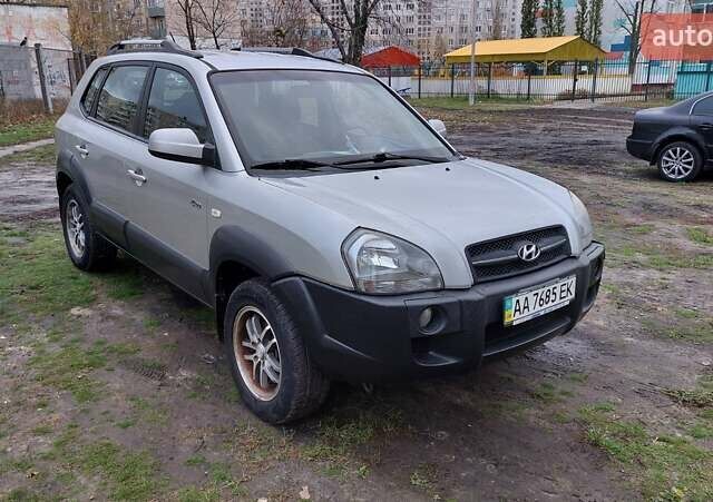 Серый Хендай Туксон, объемом двигателя 1.9 л и пробегом 135 тыс. км за 7800 $, фото 2 на Automoto.ua