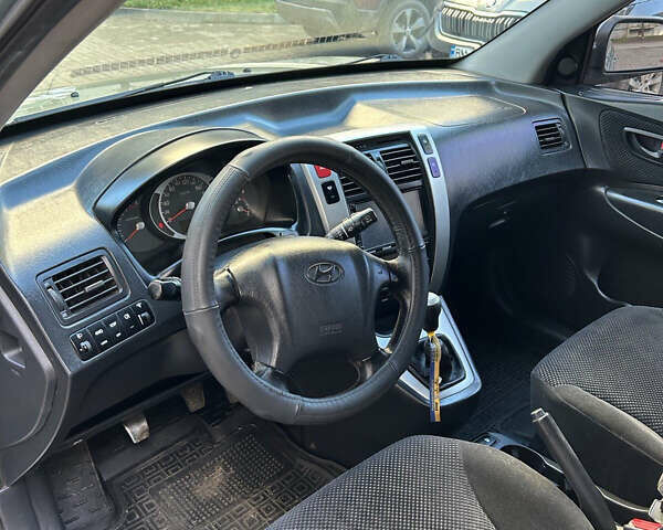 Серый Хендай Туксон, объемом двигателя 1.98 л и пробегом 269 тыс. км за 7500 $, фото 16 на Automoto.ua