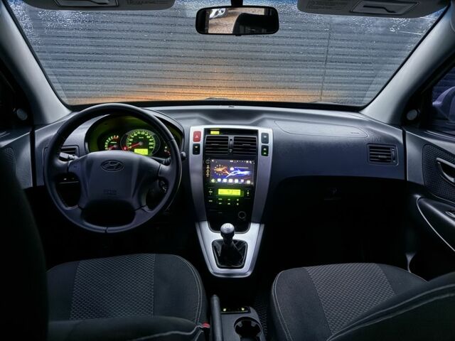 Серый Хендай Туксон, объемом двигателя 2 л и пробегом 305 тыс. км за 7200 $, фото 13 на Automoto.ua