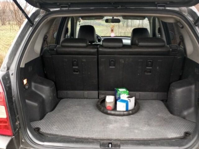 Сірий Хендай Туксон, об'ємом двигуна 2 л та пробігом 267 тис. км за 8300 $, фото 4 на Automoto.ua