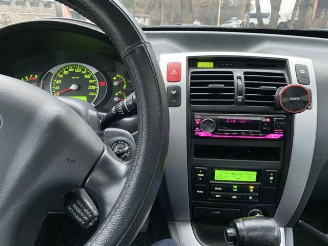 Сірий Хендай Туксон, об'ємом двигуна 2 л та пробігом 200 тис. км за 7500 $, фото 4 на Automoto.ua