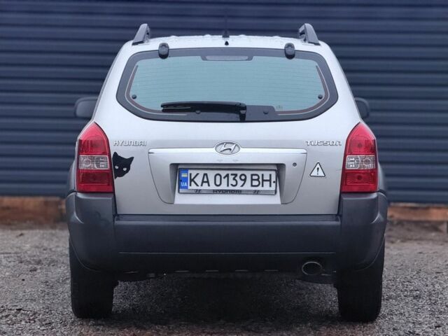 Серый Хендай Туксон, объемом двигателя 2 л и пробегом 305 тыс. км за 7200 $, фото 7 на Automoto.ua