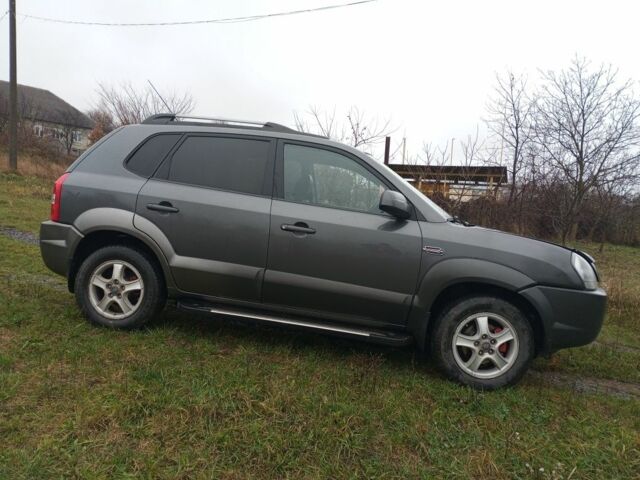 Сірий Хендай Туксон, об'ємом двигуна 2 л та пробігом 267 тис. км за 8300 $, фото 2 на Automoto.ua