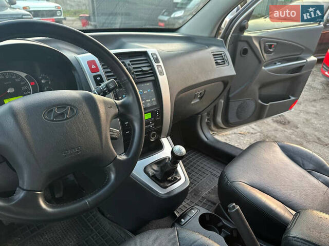Серый Хендай Туксон, объемом двигателя 1.98 л и пробегом 167 тыс. км за 7300 $, фото 13 на Automoto.ua