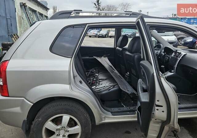 Серый Хендай Туксон, объемом двигателя 2 л и пробегом 330 тыс. км за 4000 $, фото 14 на Automoto.ua