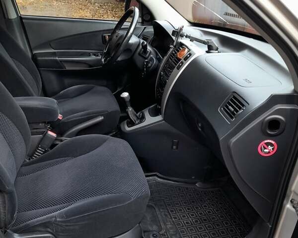 Сірий Хендай Туксон, об'ємом двигуна 2 л та пробігом 182 тис. км за 8800 $, фото 15 на Automoto.ua