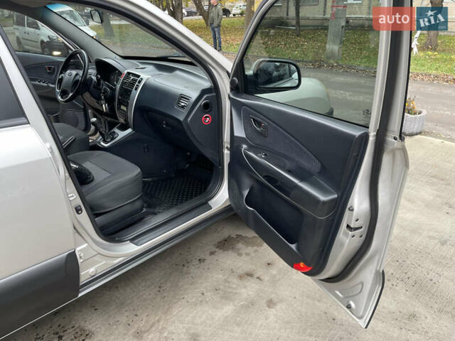 Серый Хендай Туксон, объемом двигателя 2 л и пробегом 290 тыс. км за 6500 $, фото 11 на Automoto.ua