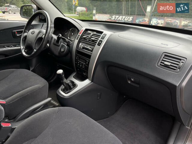 Серый Хендай Туксон, объемом двигателя 2 л и пробегом 182 тыс. км за 7600 $, фото 28 на Automoto.ua