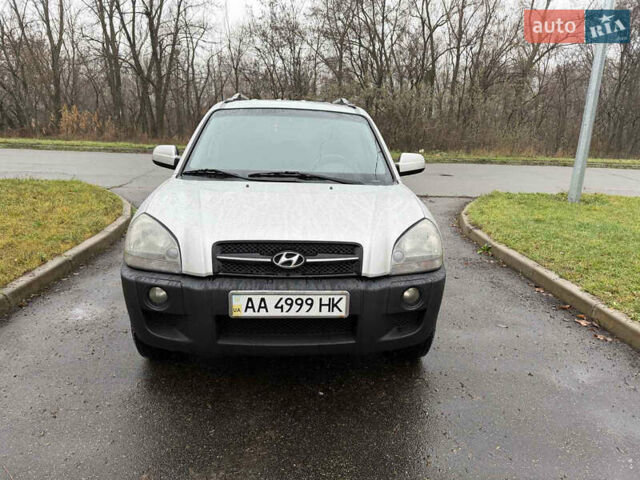 Серый Хендай Туксон, объемом двигателя 1.98 л и пробегом 220 тыс. км за 6200 $, фото 1 на Automoto.ua