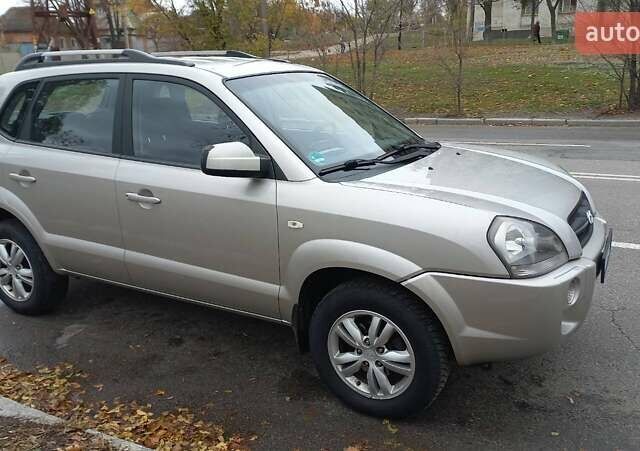 Сірий Хендай Туксон, об'ємом двигуна 2 л та пробігом 203 тис. км за 7700 $, фото 2 на Automoto.ua