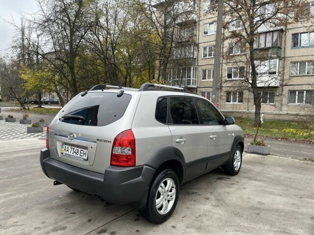 Серый Хендай Туксон, объемом двигателя 2 л и пробегом 290 тыс. км за 6400 $, фото 3 на Automoto.ua
