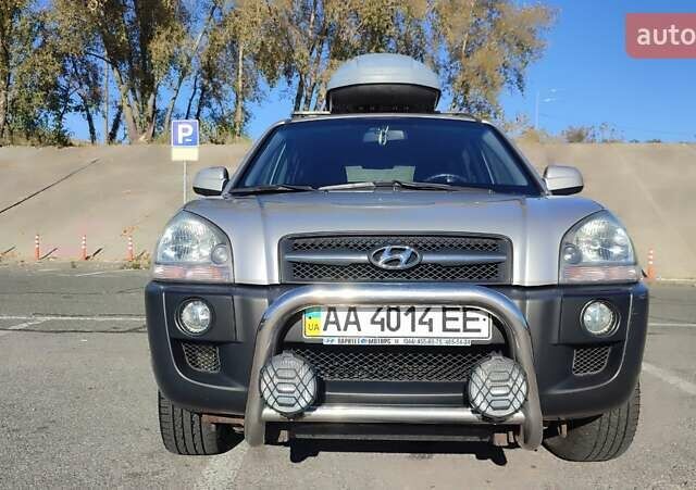 Сірий Хендай Туксон, об'ємом двигуна 1.98 л та пробігом 296 тис. км за 7500 $, фото 60 на Automoto.ua