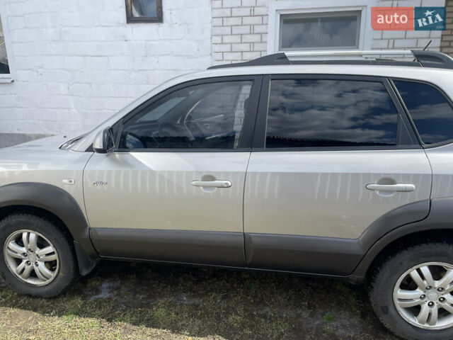 Серый Хендай Туксон, объемом двигателя 2 л и пробегом 217 тыс. км за 7800 $, фото 1 на Automoto.ua