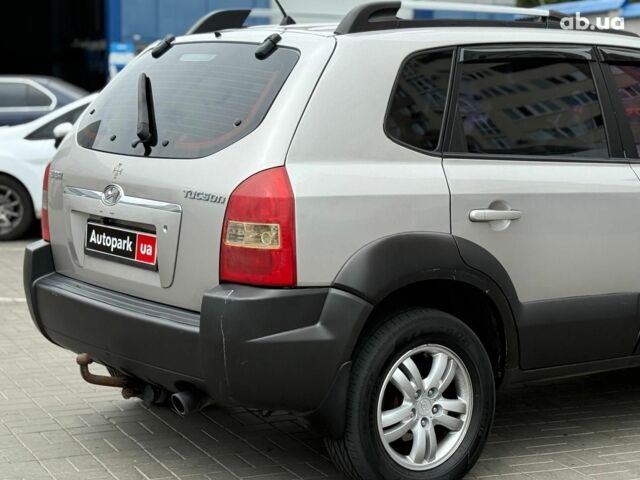 Серый Хендай Туксон, объемом двигателя 2 л и пробегом 214 тыс. км за 7990 $, фото 3 на Automoto.ua