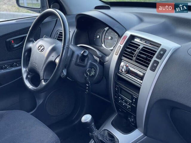 Серый Хендай Туксон, объемом двигателя 2 л и пробегом 182 тыс. км за 7600 $, фото 26 на Automoto.ua