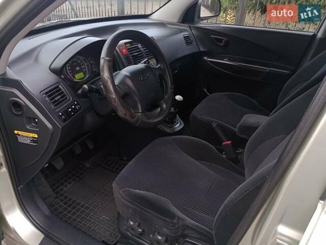 Сірий Хендай Туксон, об'ємом двигуна 1.98 л та пробігом 225 тис. км за 6999 $, фото 27 на Automoto.ua