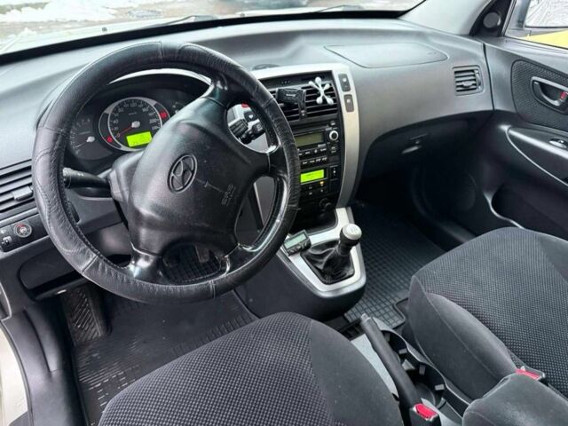 Серый Хендай Туксон, объемом двигателя 2 л и пробегом 257 тыс. км за 6500 $, фото 5 на Automoto.ua