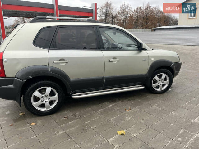 Серый Хендай Туксон, объемом двигателя 1.98 л и пробегом 194 тыс. км за 5500 $, фото 3 на Automoto.ua