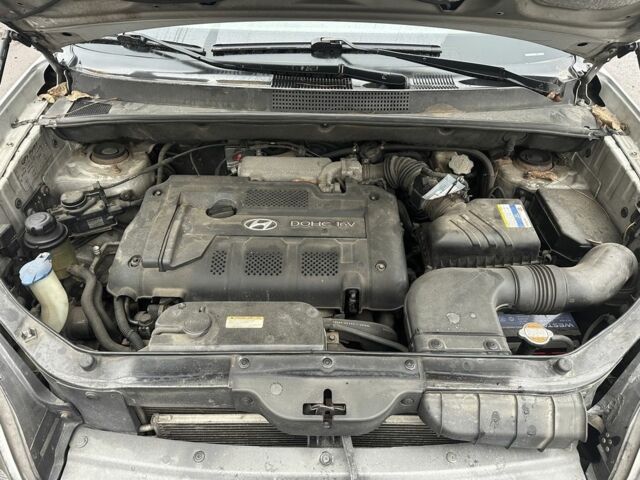 Серый Хендай Туксон, объемом двигателя 2 л и пробегом 350 тыс. км за 3850 $, фото 9 на Automoto.ua