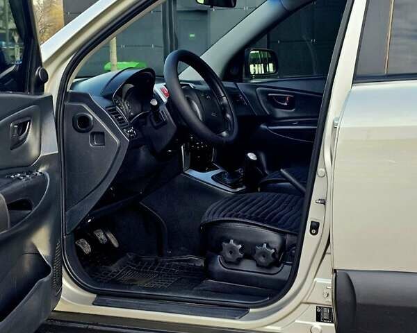 Сірий Хендай Туксон, об'ємом двигуна 2 л та пробігом 198 тис. км за 8250 $, фото 10 на Automoto.ua