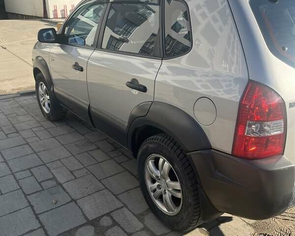 Серый Хендай Туксон, объемом двигателя 2 л и пробегом 161 тыс. км за 7000 $, фото 4 на Automoto.ua