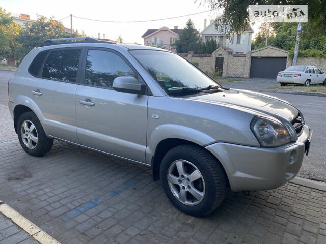 Серый Хендай Туксон, объемом двигателя 2 л и пробегом 218 тыс. км за 7500 $, фото 2 на Automoto.ua