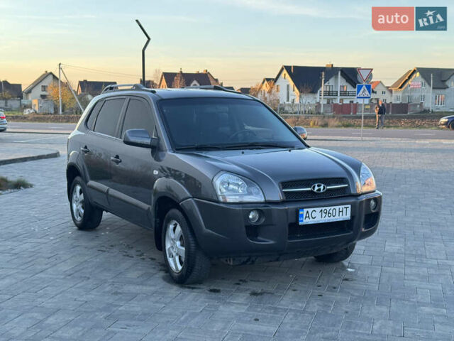 Серый Хендай Туксон, объемом двигателя 1.99 л и пробегом 315 тыс. км за 7300 $, фото 1 на Automoto.ua