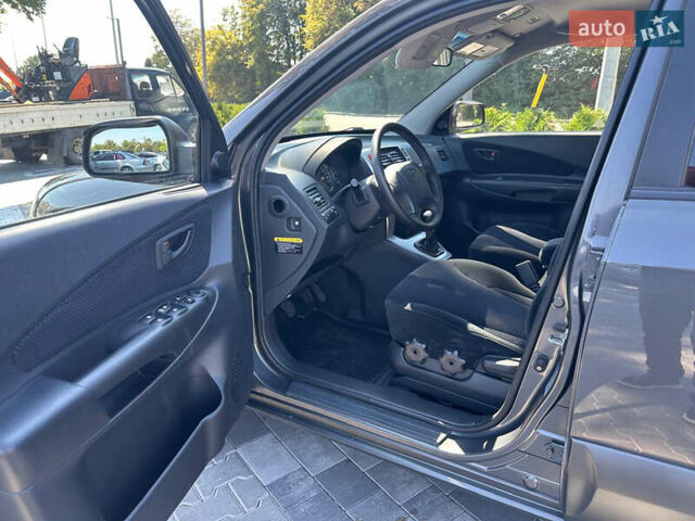 Сірий Хендай Туксон, об'ємом двигуна 1.98 л та пробігом 169 тис. км за 7300 $, фото 27 на Automoto.ua