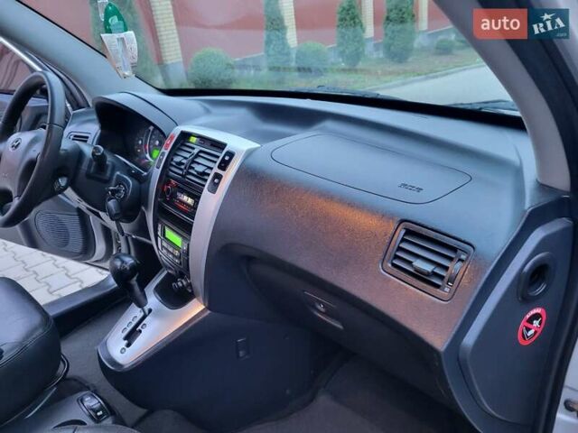 Серый Хендай Туксон, объемом двигателя 2 л и пробегом 240 тыс. км за 8300 $, фото 110 на Automoto.ua