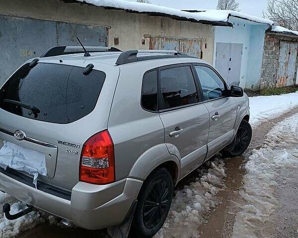 Серый Хендай Туксон, объемом двигателя 2 л и пробегом 250 тыс. км за 8600 $, фото 3 на Automoto.ua