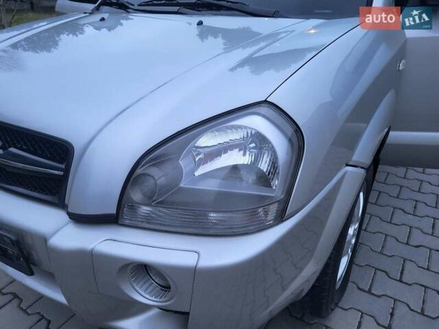 Серый Хендай Туксон, объемом двигателя 2 л и пробегом 240 тыс. км за 8300 $, фото 92 на Automoto.ua