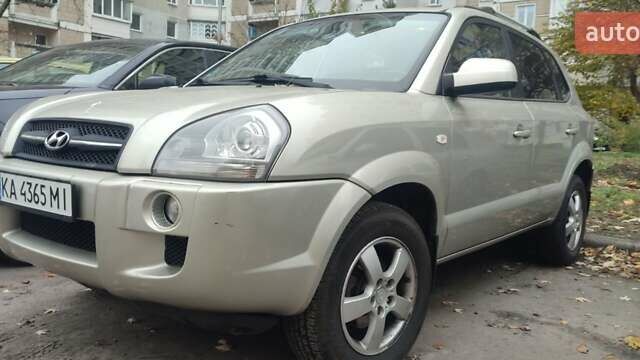 Серый Хендай Туксон, объемом двигателя 1.98 л и пробегом 169 тыс. км за 7500 $, фото 9 на Automoto.ua