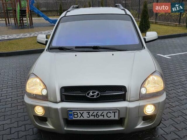 Серый Хендай Туксон, объемом двигателя 2 л и пробегом 231 тыс. км за 7999 $, фото 5 на Automoto.ua