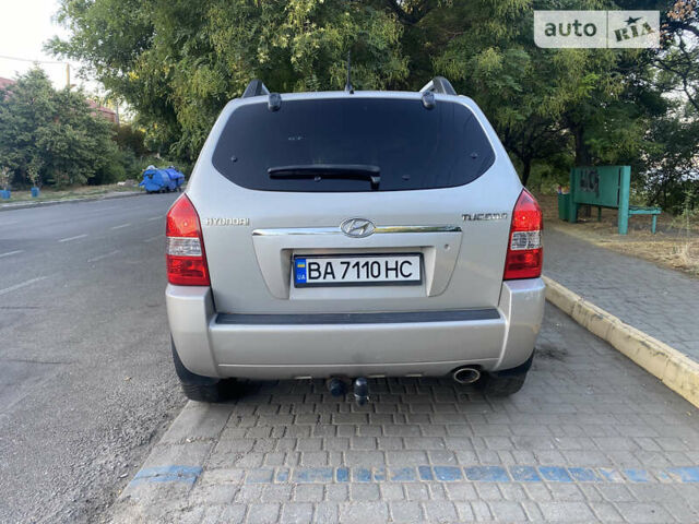 Серый Хендай Туксон, объемом двигателя 2 л и пробегом 218 тыс. км за 7500 $, фото 4 на Automoto.ua