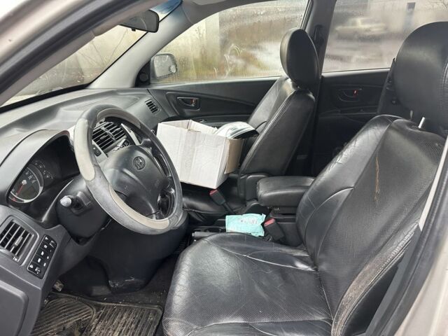 Серый Хендай Туксон, объемом двигателя 2 л и пробегом 350 тыс. км за 3850 $, фото 7 на Automoto.ua