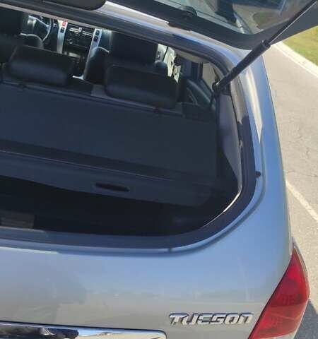 Серый Хендай Туксон, объемом двигателя 2 л и пробегом 185 тыс. км за 7999 $, фото 28 на Automoto.ua