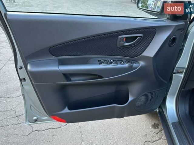 Серый Хендай Туксон, объемом двигателя 2 л и пробегом 110 тыс. км за 10200 $, фото 43 на Automoto.ua