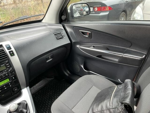 Серый Хендай Туксон, объемом двигателя 2 л и пробегом 290 тыс. км за 6400 $, фото 7 на Automoto.ua