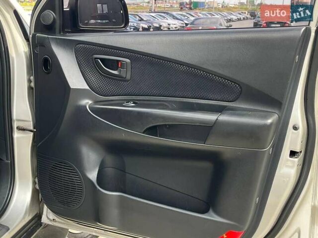 Серый Хендай Туксон, объемом двигателя 2 л и пробегом 255 тыс. км за 7490 $, фото 12 на Automoto.ua