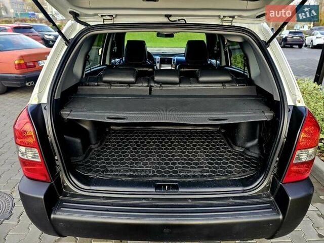 Сірий Хендай Туксон, об'ємом двигуна 2 л та пробігом 198 тис. км за 8250 $, фото 16 на Automoto.ua