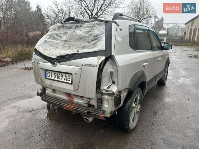Серый Хендай Туксон, объемом двигателя 1.98 л и пробегом 340 тыс. км за 3999 $, фото 3 на Automoto.ua