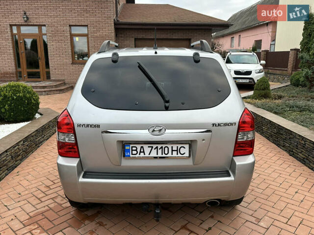 Серый Хендай Туксон, объемом двигателя 1.98 л и пробегом 217 тыс. км за 8500 $, фото 9 на Automoto.ua