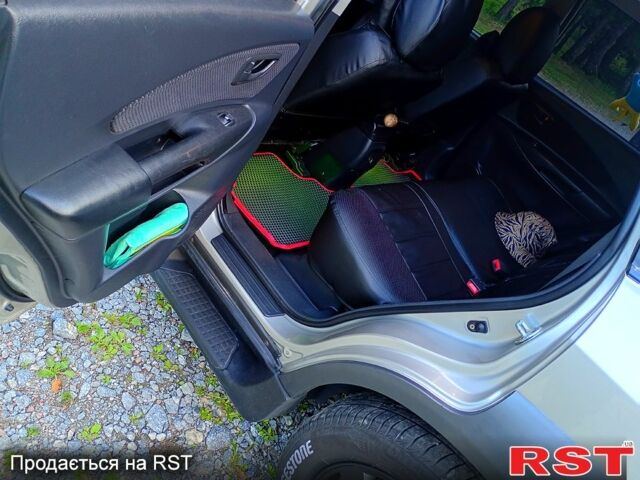 Сірий Хендай Туксон, об'ємом двигуна 2 л та пробігом 300 тис. км за 7500 $, фото 4 на Automoto.ua