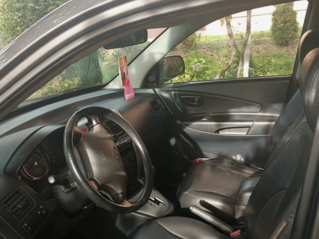 Хендай Туксон 2007 в Мукачеве на Automoto.ua Серый Хендай Туксон, объемом двигателя 2 л и пробегом 280 тыс. км за 8499 $, фото 3 на Automoto.ua