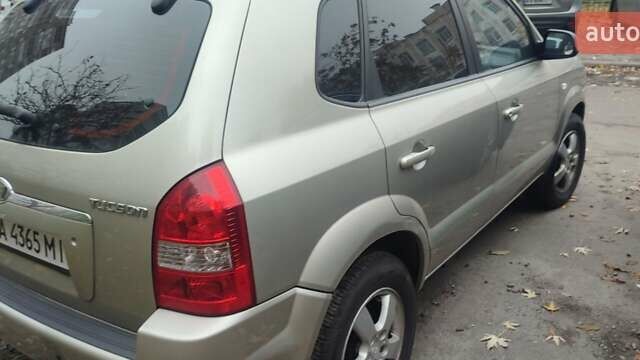 Серый Хендай Туксон, объемом двигателя 1.98 л и пробегом 169 тыс. км за 7500 $, фото 14 на Automoto.ua